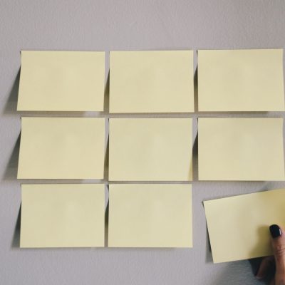 Post its, rangés les uns à côté des autres, pour lister ses compétences professionnelles.